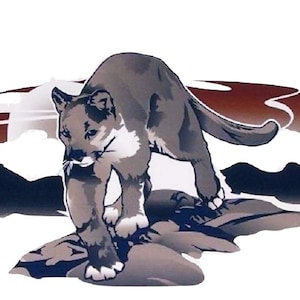 Puede incluir: Un león de montaña gris con el pecho blanco se encuentra de pie en una cornisa rocosa con un fondo de montañas y una puesta de sol roja.