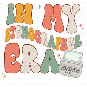 Könnte beinhalten: Ein Retro-Grafikdesign mit dem Text "In My Stenographer Era" in bunten, abgerundeten Buchstaben. Im unteren rechten Eck ist eine Vintage-Schreibmaschine abgebildet.
