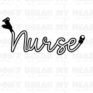Puede incluir: Gráfico en blanco y negro con la palabra "Nurse" en una fuente estilizada. El diseño incorpora elementos de dispositivos médicos, incluido un símbolo de corazón. El fondo es blanco.