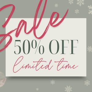 以下が含まれることがあります： 筆記体で「Sale」、50% OFF、期間限定と書かれたプロモーション用グラフィック。背景はくすんだ緑色で、雪の結晶のアクセントが付いています。左下隅には円形のロゴがあります。