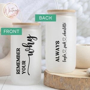 Puede incluir: Dos vasos blancos con tapas y pajitas. El vaso delantero tiene el texto "Remember your why" impreso en &eacute;l. El vaso trasero tiene el texto "Always" impreso en &eacute;l, seguido de un coraz&oacute;n y los nombres "Layla & Jack Charlotte".