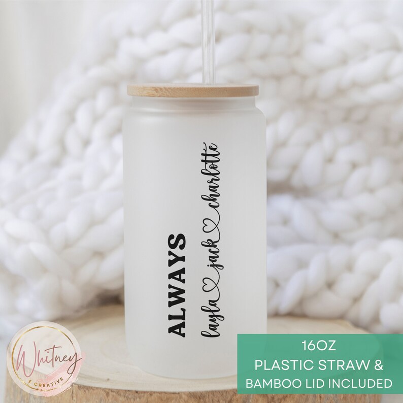 Puede incluir: Un vaso blanco esmerilado con tapa de bamb&uacute; y una pajita de pl&aacute;stico negra. El vaso tiene el texto "ALWAYS" y "layla & jack charlotte" con un s&iacute;mbolo de coraz&oacute;n. El vaso tiene una capacidad de 473 ml e incluye una pajita de pl&aacute;stico y una tapa de bamb&uacute;.
