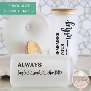 Puede incluir: Dos botellas de agua de vidrio esmerilado con tapas de bamb&uacute; y pajitas. Una botella dice "Remember Your Why" y la otra dice "Always Layla Jack Charlotte" con corazones entre los nombres.