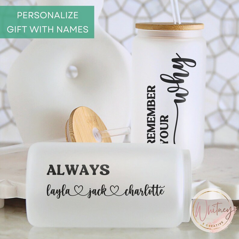 Puede incluir: Dos botellas de agua de vidrio esmerilado con tapas de bamb&uacute; y pajitas. Una botella dice "Remember Your Why" y la otra dice "Always Layla Jack Charlotte" con corazones entre los nombres.