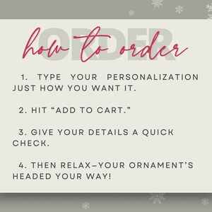 以下が含まれることがあります： クリーム色のカードに、赤い筆記体で「how to order」と書かれています。カードには、パーソナライゼーションの入力、カートへの追加、詳細の確認、リラックスという4つの手順が記載されています。背景には雪の結晶のグラフィックがあります。