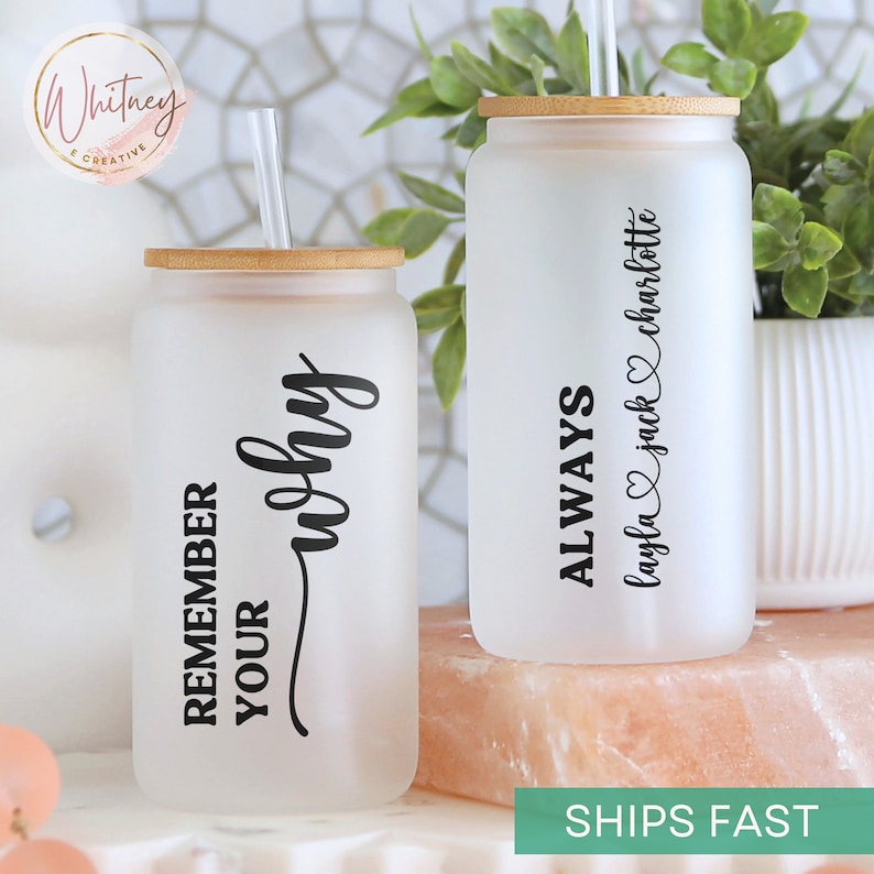Puede incluir: Dos vasos de vidrio esmerilado con tapas y pajitas de bamb&uacute;. Un vaso dice "Remember your why" y el otro dice "Always" con los nombres "Layla & Jack Charlotte" y un s&iacute;mbolo de coraz&oacute;n.