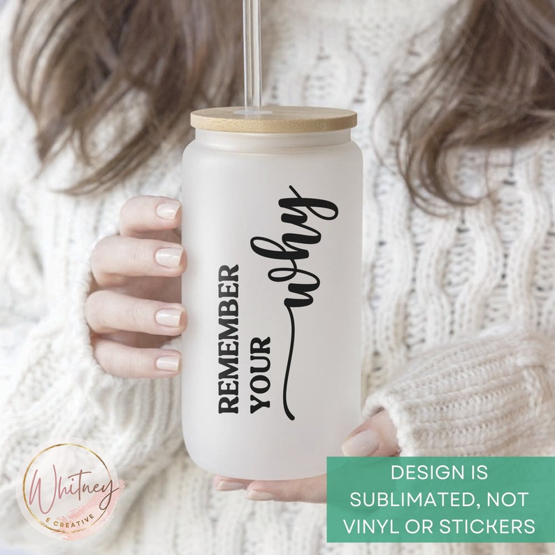 Puede incluir: Un vaso blanco esmerilado con tapa de bamb&uacute; y una inscripci&oacute;n negra que dice "Remember your why".