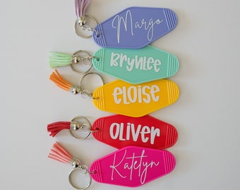 Portachiavi con nome personalizzato Retro Motel, portachiavi per zaino per bambini, portachiavi con nappa con nome personalizzato, bomboniera, regalo di Natale, regalo per bambini