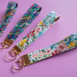 Floral Stoff Schlüsselanhänger Armband, Floral Print Schlüsselbund Armband, Auto-Schlüssel Armband, Trendy Floral Schlüsselanhänger Schlüsselanhänger, Strumpf Stuffer