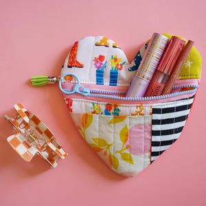 Bolsa con cremallera y diseño de corazón acolchado de patchwork / Bolsa acolchada colorida y moderna / Bolsa para cosméticos / Bolsa para maquillaje / Bolsa de viaje con patchwork / Regalo para dama de honor