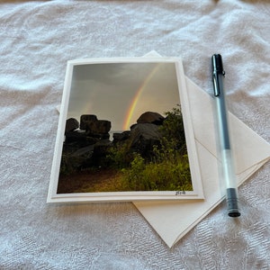 Arco-íris sobre o notecard das rochas. Conjunto de 5 cartas 4x6