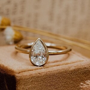 Pear Engagement Ring, Lab Grown Diamond Ring, Solitare Ring Female Promise Ring, Single Diamond Ring, Female Diamond Ring