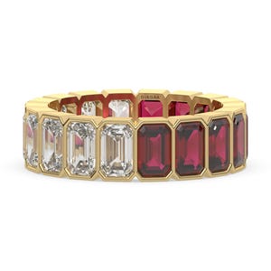 Op de afbeelding: Een gouden ring met afwisselend smaragd geslepen diamanten en robijnen. De ring is gezet in een band van geelgoud.