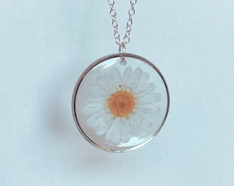 Collar de margaritas prensadas con flor real preservada