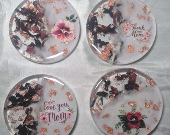 Posavasos artesanales de resina epoxi para el Día de la Madre con flores secas y detalles en lámina dorada.