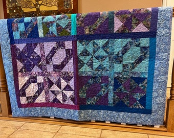 Edredón con estampado paisley morado y azul