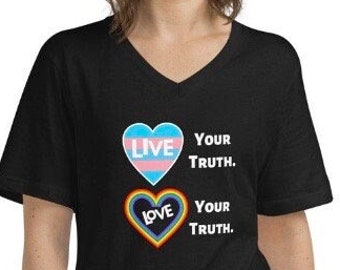 Könnte beinhalten: Schwarzes V-Ausschnitt-T-Shirt mit zwei Herzen. Das obere Herz ist blau, rosa und weiß mit dem Wort "LIVE" darin. Das untere Herz ist regenbogenfarben mit dem Wort "LOVE" darin. Beide Herzen haben den Text "YOUR TRUTH." daneben.