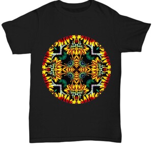 Puede incluir: Camiseta negra con un diseño circular que presenta un patrón de mandala de girasoles amarillos, rojos y verdes.