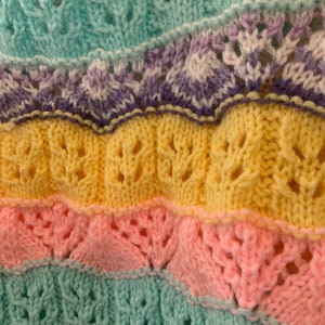 Pull à motif ajouré coloré Gr. 38 tricoté à la main image 2