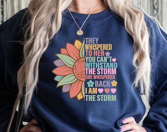 Empowerment-sweater voor vrouwen, feministisch sweatshirt, ze fluisterden naar haar T-stuk, I am the Storm, ze fluisterden dat je de storm niet kunt weerstaan