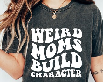 Camisa de personagem de construção de mães estranhas de cores confortáveis, camiseta de mãe engraçada, camiseta de mãe estranha, camisa de mãe groovy, presente de mãe estranho e groovy