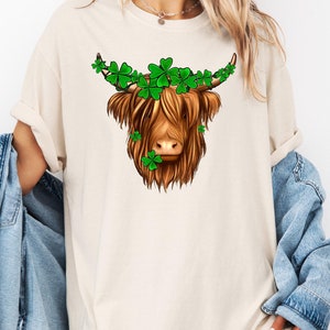 Highland Cow St. Patrick&#39;s Day Shirt, Irish Cow Shirt, Funny Shamrock Cow Shirt, Paddy&#39;s Day Cow Sweatshirt, Cow Lover Gifts,lucky day shirt