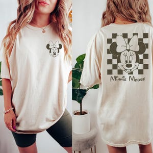 Komfort Farben Retro Minnie T Shirt, Minnie Maus T-Shirt, Kariertes Disney Sweatshirt, Disney Girl Trip Shirt, Disney T-Shirt, Classic Disney Bild 1