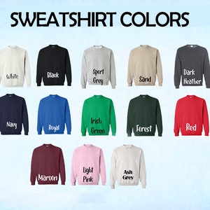K&ouml;nnte beinhalten: Eine Auswahl an Sweatshirt-Farben, darunter Wei&szlig;, Schwarz, Sportgrau, Sand, Dunkelgrau, Marine, Royal, Irish Green, Wald, Rot, Bordeaux, Hellrosa und Aschgrau. Jedes Sweatshirt wird in einer Volltonfarbe mit dem Farbnamen darunter gezeigt.
