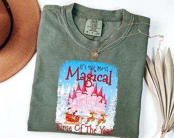 Camiseta "Es la época más mágica del año", camiseta con luces navideñas de Disney, camiseta con castillo de Disney, camiseta navideña de Mickey, camiseta con regalo de Navidad