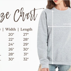 K&ouml;nnte beinhalten: Ein hellgraues Sweatshirt mit einer Gr&ouml;&szlig;entabelle. Die Gr&ouml;&szlig;entabelle zeigt die Breiten- und L&auml;ngenma&szlig;e in Zentimetern f&uuml;r die Gr&ouml;&szlig;en S, M, L, XL, 2XL und 3XL. Das Sweatshirt wird auf Breite und L&auml;nge gemessen.