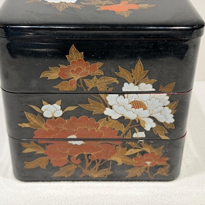 Vintage Japanse Jubako Bento Box • Drielagig Chrysanthemum Lakwerk • Traditionele Stapelbare Bento • Rood & Zwart Lakwerk • Japan