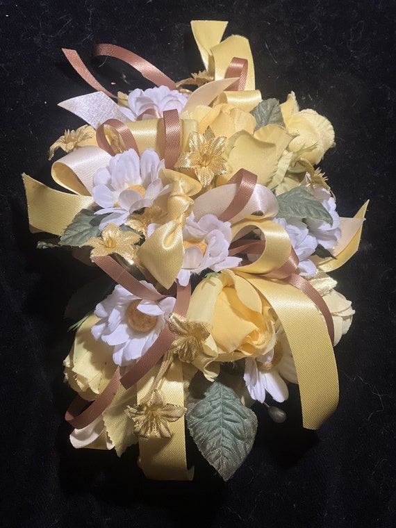 Vintage yellow and white daisy flower corsage - image 1