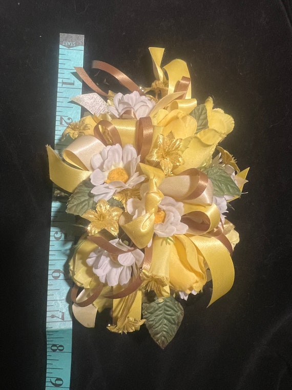 Vintage yellow and white daisy flower corsage - image 2