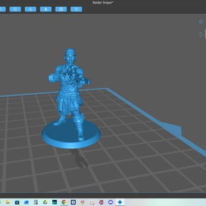 Peut inclure: Miniature bleue imprimée en 3D d'une figurine en position de guerrier, debout sur une base circulaire. La figurine est détaillée avec une armure et des armes. L'image est une capture d'écran d'une interface de logiciel de modélisation 3D, avec un arrière-plan en grille.