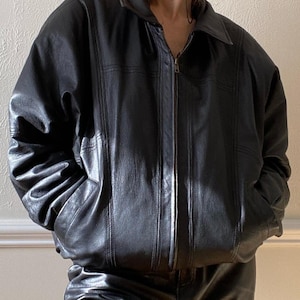 Veste en cuir noire oversize vintage homme femme Bomber L avec poches zippées années 80 si cool