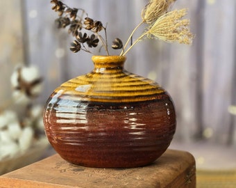 Handgemaakte geribbelde aardewerk bruine vaas, vintage rond plat smal