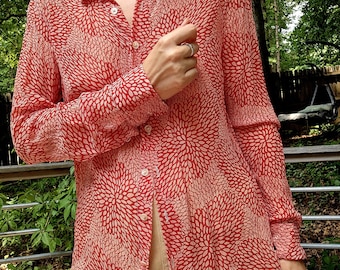100% zijden blouse met bloemenprint en knoopsluiting aan de voorkant, maat rood crème semi-transparant