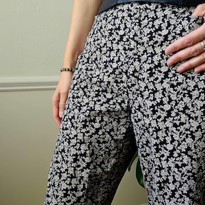 High rise waisted floral pants, vintage 80s, black gray pockets blue 6 | 8 M cotton cute cottagecore preppy trousers