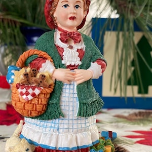Mrs. Santa Claus figurine Christmas decoration toy vintage International Santa Claus Collection 1999