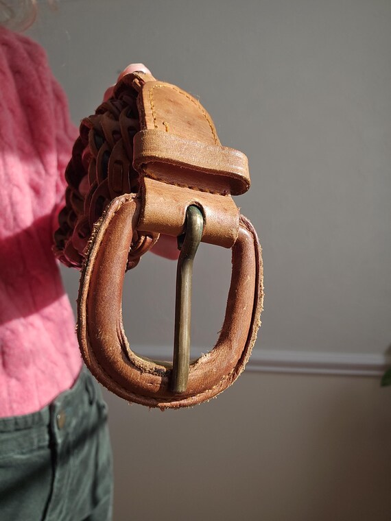 本革編み込みブラウンベルト、マルチカラーストランド付き M ウーブン