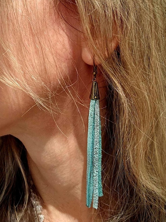 Orecchini con nappe in pelle dorata in stile boho, orecchini lunghi in