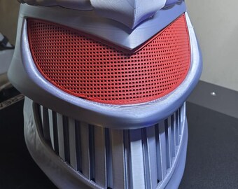Könnte beinhalten: Ein 3D-gedruckter Helm in Grau, Rot und Weiß mit einem 'Z' auf der Oberseite. Der Helm hat ein rotes Mesh-Visier und ein detailliertes, strukturiertes Design, das an eine fiktive Figur erinnert.