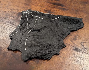 Può includere: Una mappa 3D nera di una regione con linee bianche che tracciano i percorsi di strade o sentieri.