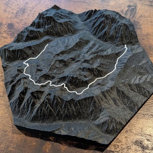 3D-muurkunst met topografische kaart Betoveringen Trail