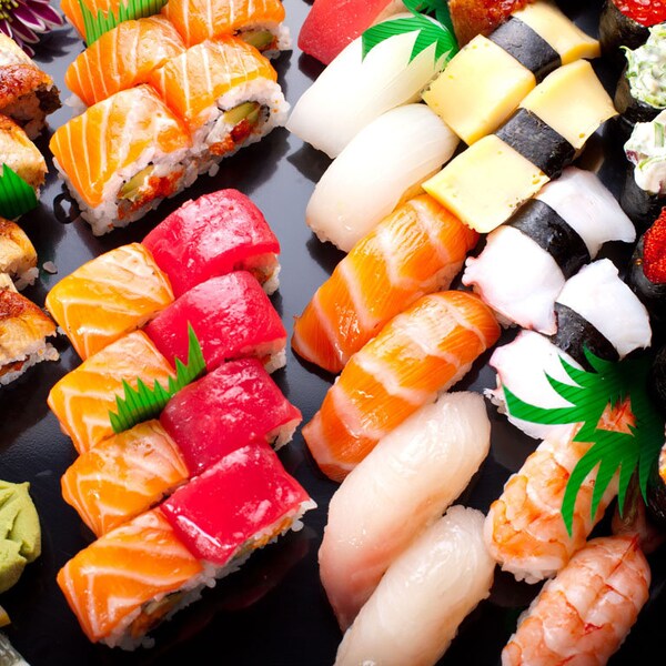 Impression giclée ou poster sur toile encadrée - assortiment de sushis japonais, cuisine asiatique gastronomique de poisson - qualité impressionnante. prêt à accrocher