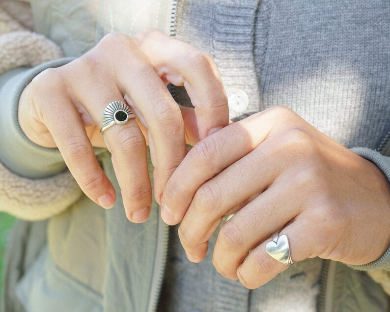 Silver wrap heart pinky ring, boho simple chevalier ring, dainty signet ring, minimalist love ring, birthday gift, boho hippie indie rock imagem 6