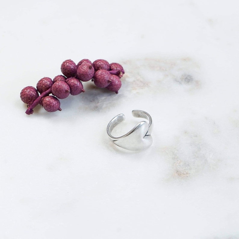 Anello da mignolo con cuore avvolgente in argento, anello chevalier semplice boho, delicato anello con sigillo, anello d'amore minimalista, regalo di compleanno, boho hippie indie rock immagine 5