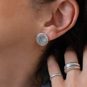 Grandes boucles d'oreilles en argent avec disque phaistos, grandes boucles d'oreilles gravées en forme de disque rond, grande tendance ethnique raffinée grecque boho minimal