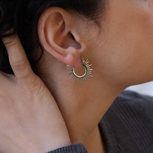 Silber Sonnen Strahlen Creolen, Edelstahl Sonne offene Creolen, ethnische große Creolen minimale zierliche Boho Stapel Ohrringe, Geschenk für sie