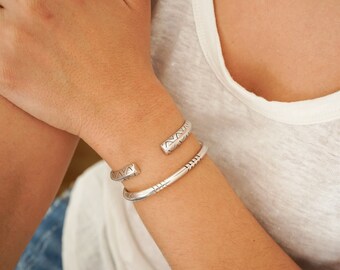 Manchette tribale ethnique en argent antique ouverte, pile de bracelets à empiler, minimaliste minimaliste bohème hippie chunky, style libre, 5 à 7,5 pouces